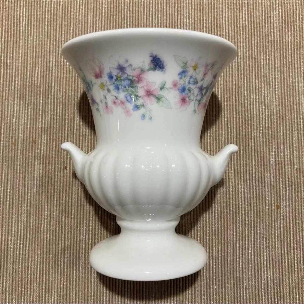 WEDGWOOD Bone China Vase Small Dainty Floral Design  Made in England